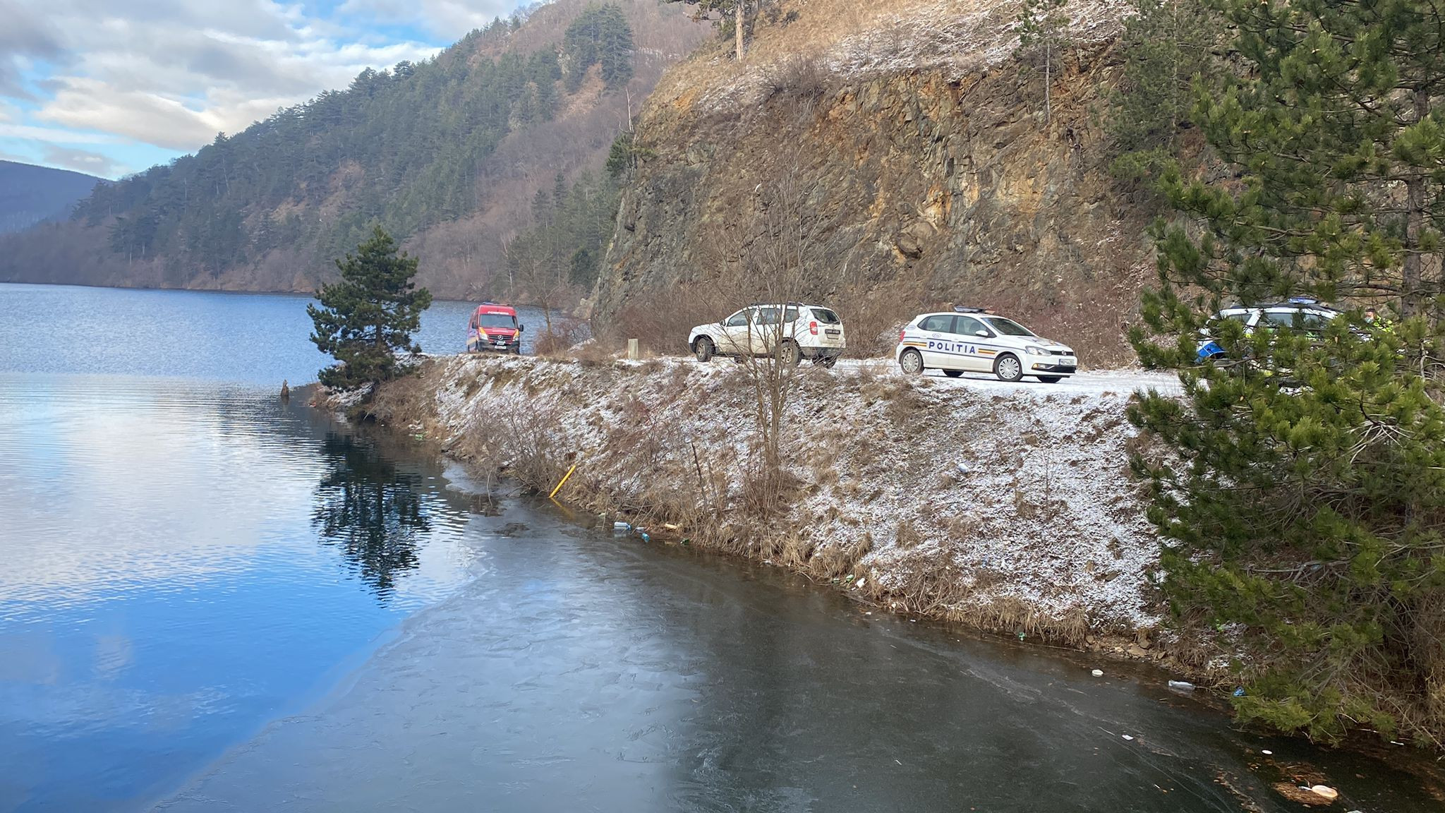 Doi tineri au murit după ce au plonjat cu mașina într-un lac din Cluj. Trupurile, găsite la 17 m adâncime