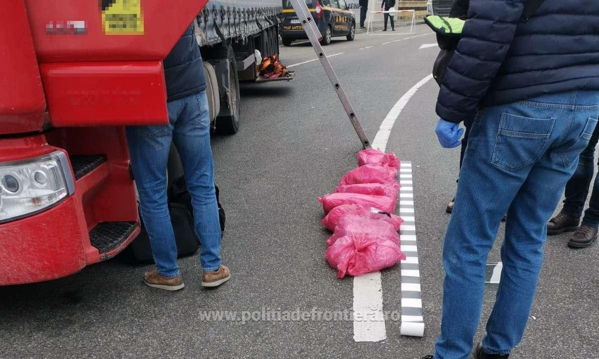 Peste 80 de kilograme de opiu, cu o valoare de 1,5 milioane de euro, găsite de poliţiştii de frontieră din Calafat