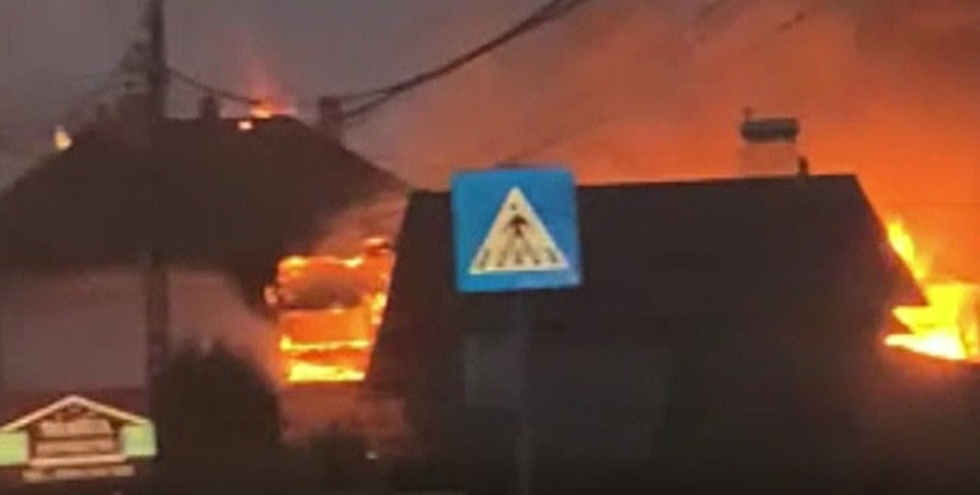 Incendiu puternic în județul Argeș. Două case au fost mistuite de flăcări