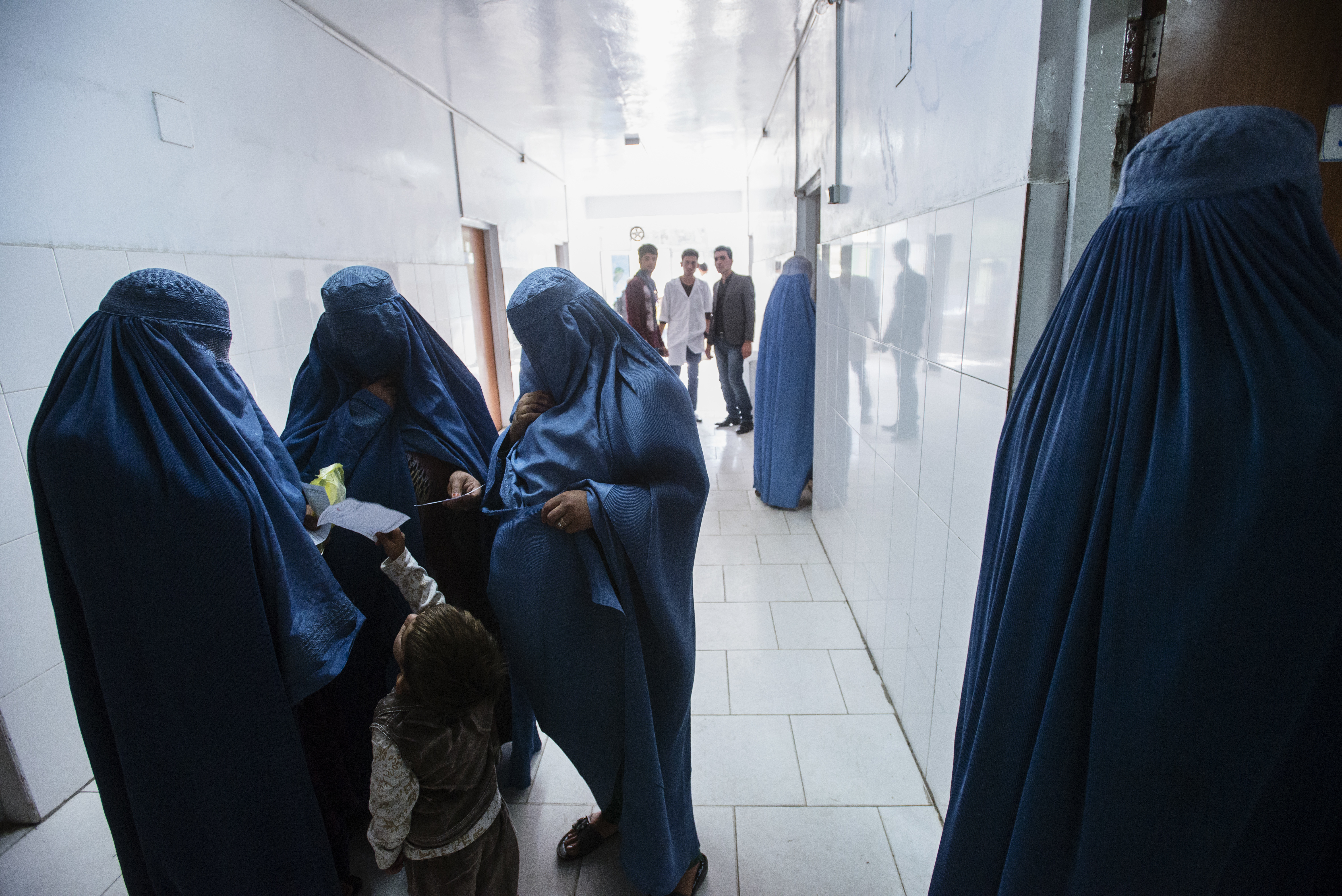 Premieră în Afganistan. Talibanii au numit o femeie la conducerea maternităţii din Kabul