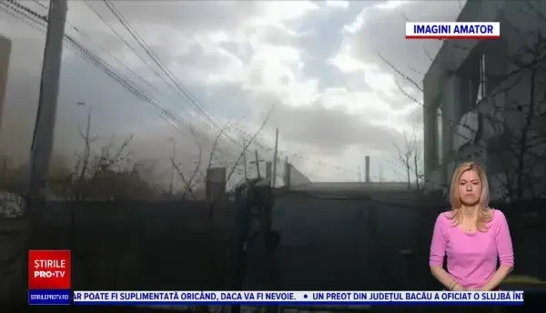 Craiova, acoperită de cenușă de la Complexul Energetic Oltenia. Un locuitor își spală mașina cu mopul