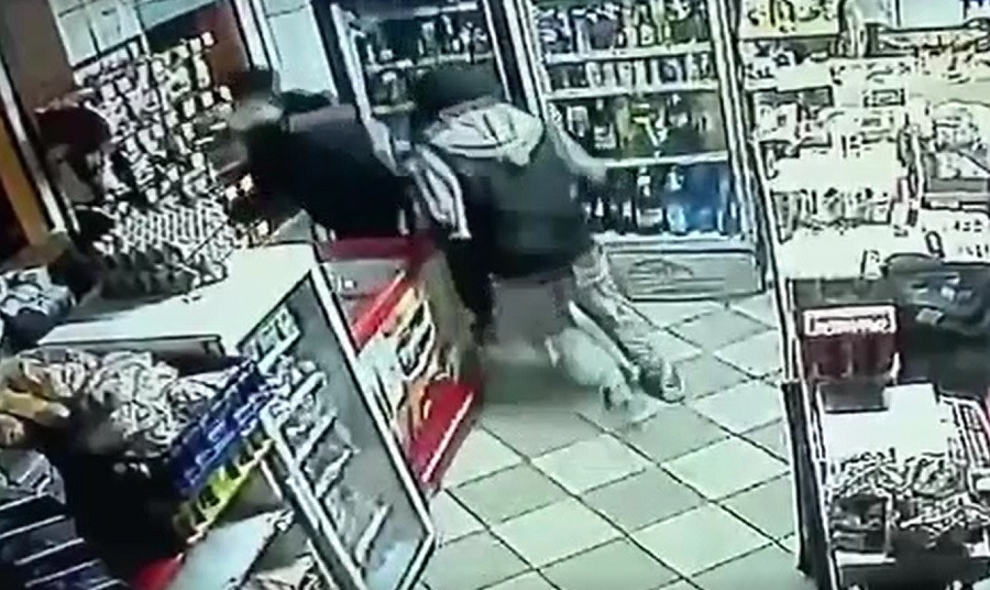 Doi tineri au fost filmați în timp ce furau chipsuri și țigări dintr-un magazin din Bacău