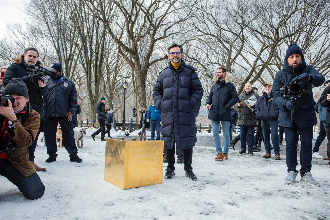 Un cub din aur pur, &icirc;n valoare de peste 11,5 milioane de dolari, a apărut &icirc;ntr-un parc din New York
