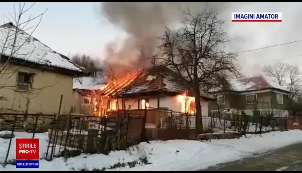 VIDEO. Imagini din timpul incendiului în care a murit un bărbat. Sora acestuia a leșinat când a văzut flăcările