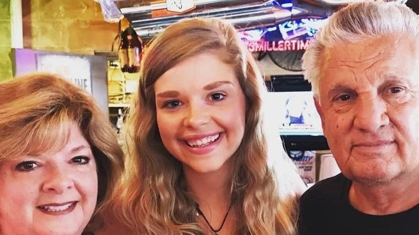 O tânără a primit un kit ADN cadou de la părinții ei, dar rezultatele au fost un șoc pentru familie