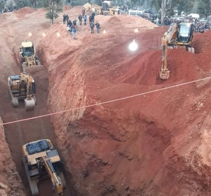 Rayan, băiatul de 5 ani din Maroc, căzut într-un puţ adânc, nu a fost scos nici după 5 zile. Salvatorii lucrează non-stop