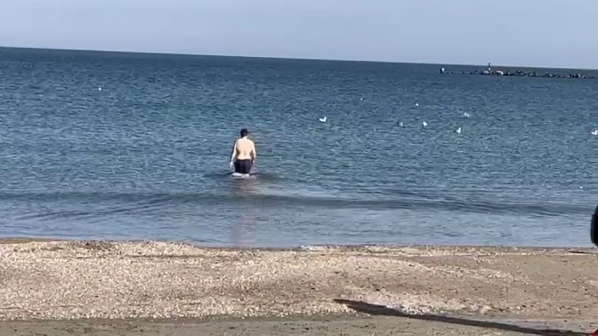 Imaginile zile pe litoral. Un curajos a făcut baie în marea care nu depășea 5 grade