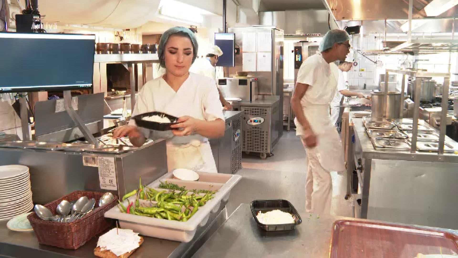 Pe litoral sunt căutați sute de angajați. Pentru cei cu experiență, salariile ajung și la 700-800 de euro pe lună