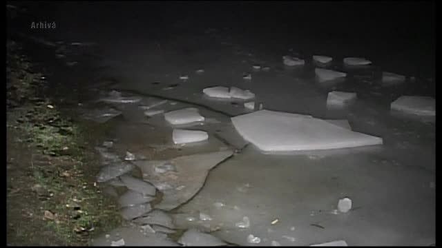 Doi copii sunt în stare gravă după ce gheața pe care se jucau s-a rupt. Prietenii lor au dat alarma