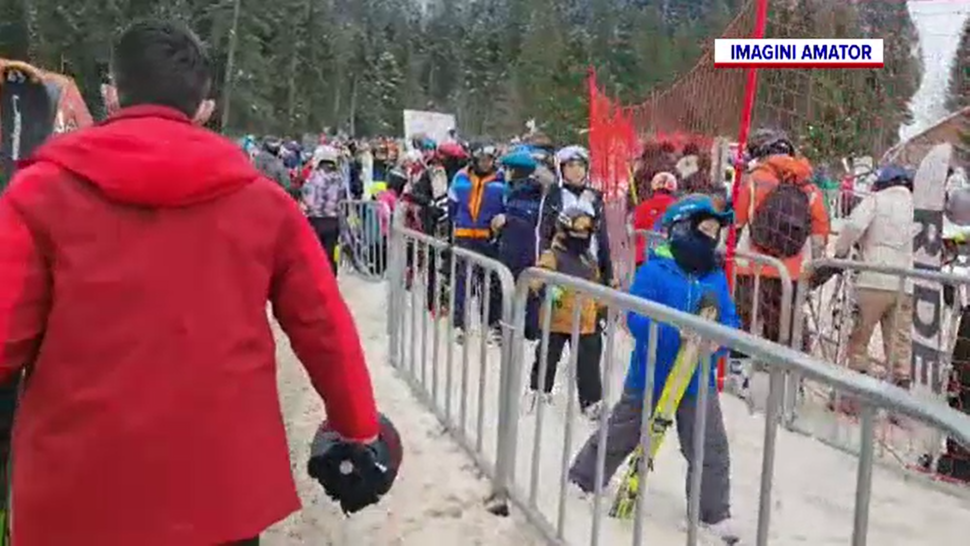 Turiștii au luat cu asalt pârtiile din țară. Mii de oameni s-au bucurat de soare și zăpadă