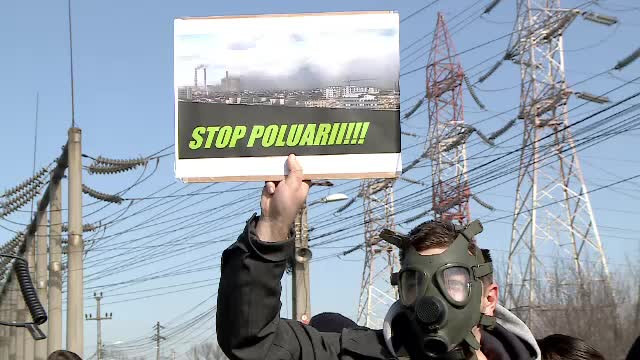 Protest în fața Complexului Energetic Oltenia. Oamenii se plâng că cenușa acoperă totul