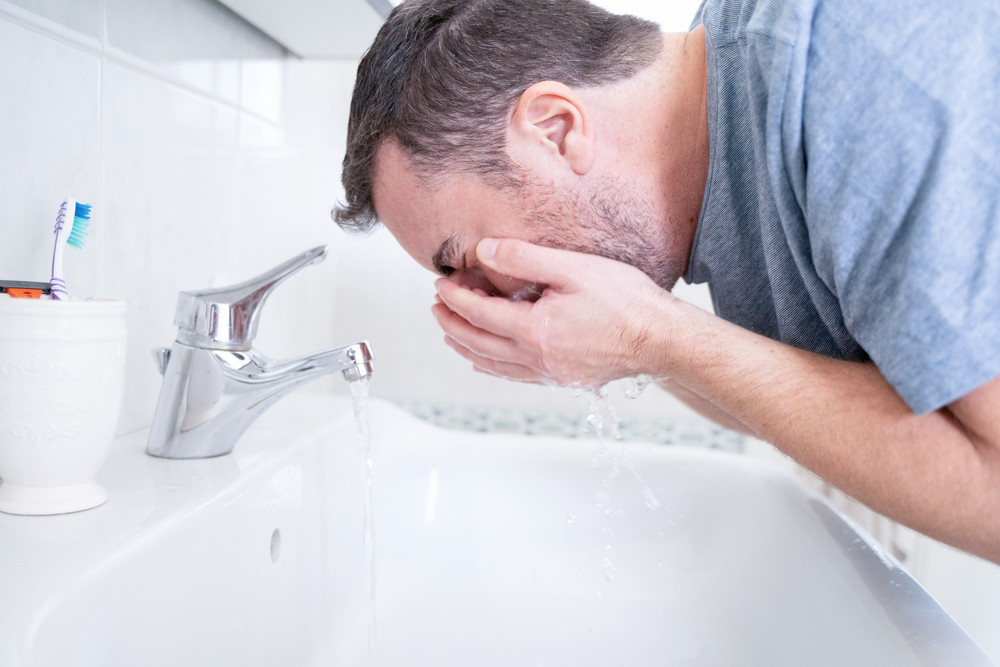 De ce fețele noastre arată diferit imediat după ce ne trezim