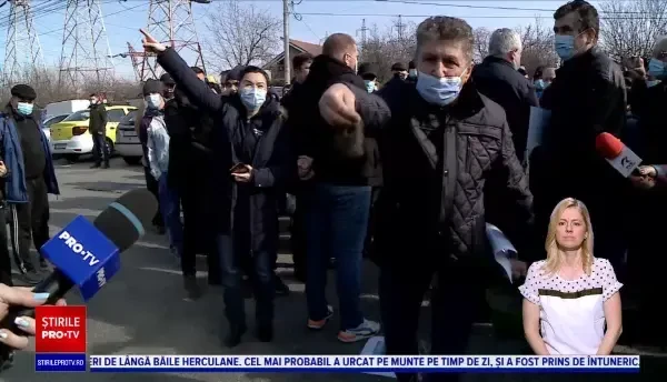Protest în fața Complexului Energetic Oltenia. Oamenii se plâng că cenușa acoperă totul