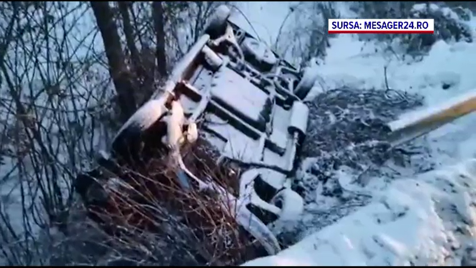 O mașină în care se aflau 4 muncitori, care se îndreptau spre Cluj, s-a răsturnat pe un drum necurățat de zăpadă