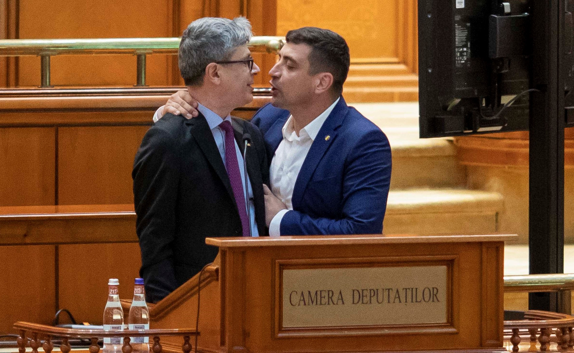 Sancțiuni mai dure pentru deputații agresivi. USR va ataca la CCR, iar AUR la Veneția