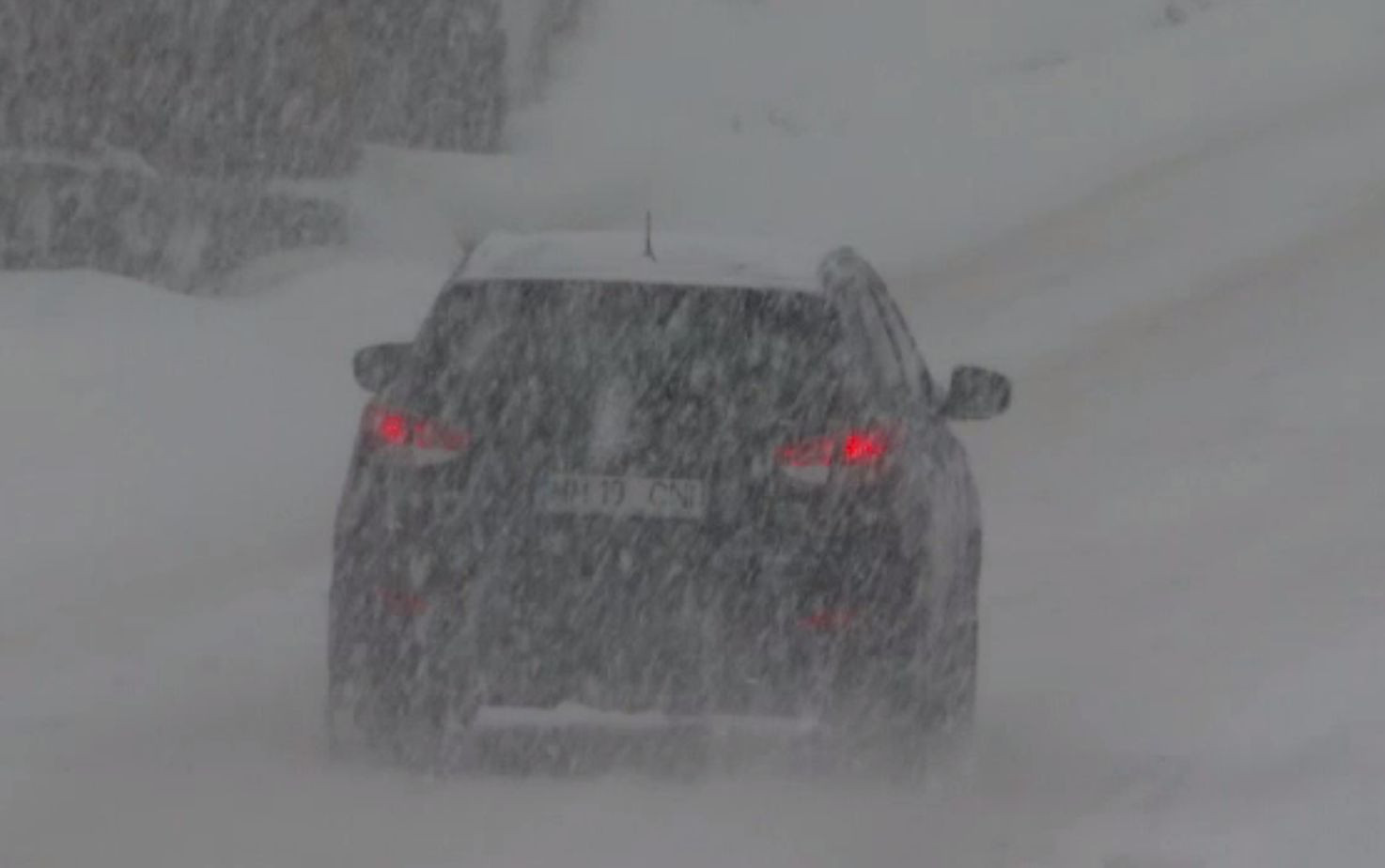 Viscolul și zăpada au făcut prăpăd în țară. Un om a murit înghețat