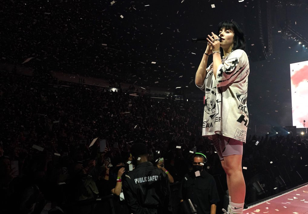 Billie Eilish a oprit un concert pentru a-i da un inhalator unei spectatoare căreia i se făcuse rău: ”Ești bine? Te iubesc!”