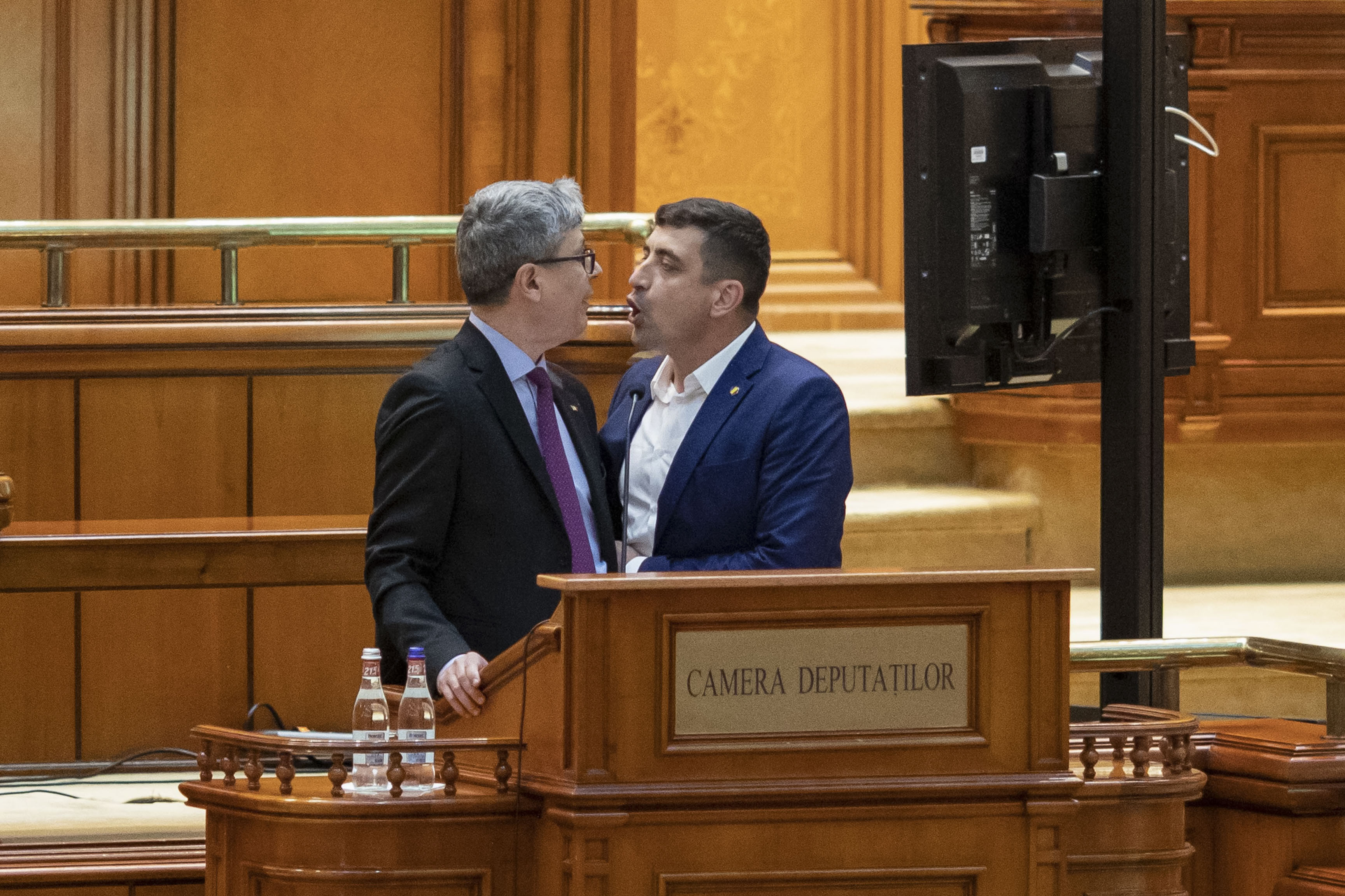 Virgil Popescu îi face plângere penală lui George Simion, după episodul din Parlament: ”Un gest abject”. Reacția premierului