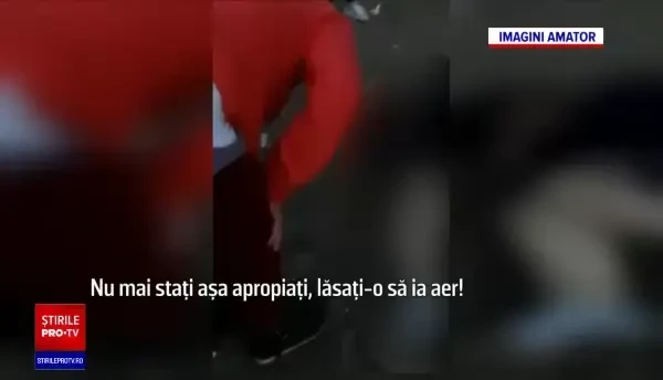 Tânărul care și-a aruncat iubita de la etajul 3 ar fi avut o criză de gelozie. Care este starea tinerei