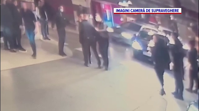 Momentul în care un polițist este bătut de un interlop în fața colegilor lui. VIDEO