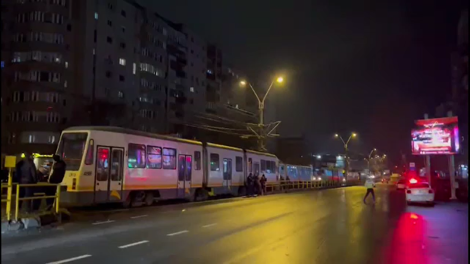 Un bărbat a scăpat cu viață după ce a căzut sub un tramvai, pe Podul Grant, din Capitală