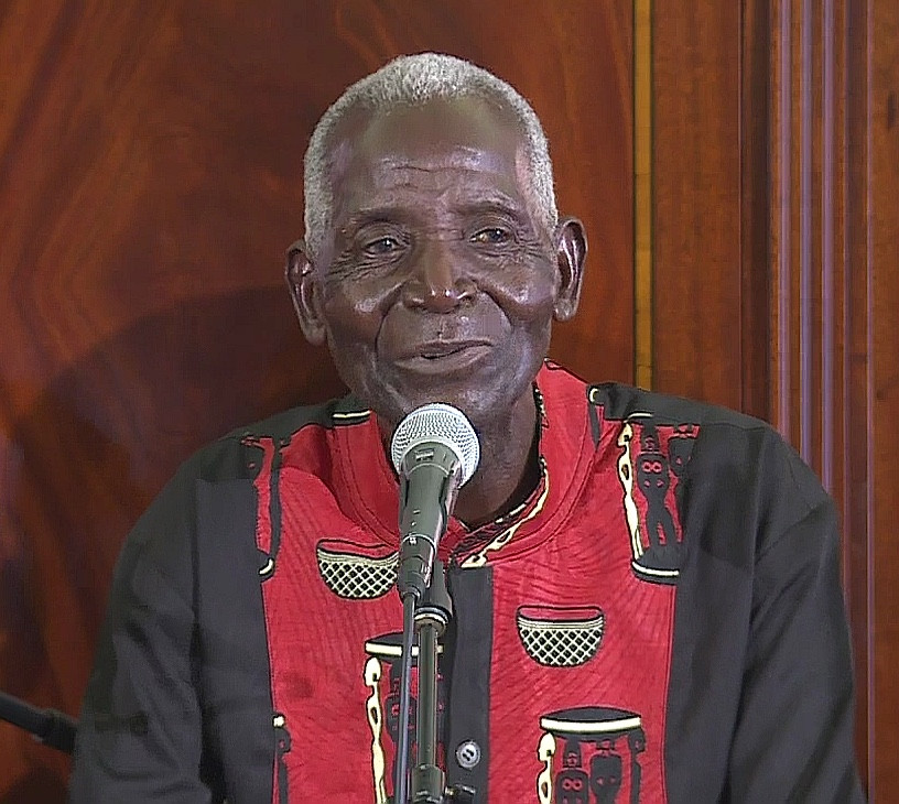 Un cântăreț de 92 de ani din Malawi a devenit vedetă TikTok, deși nu are telefon și nici măcar acces la electricitate