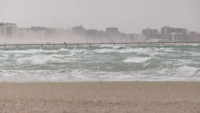Porturi închise din cauza vântului puternic. Este cod galben în mai multe județe din țară