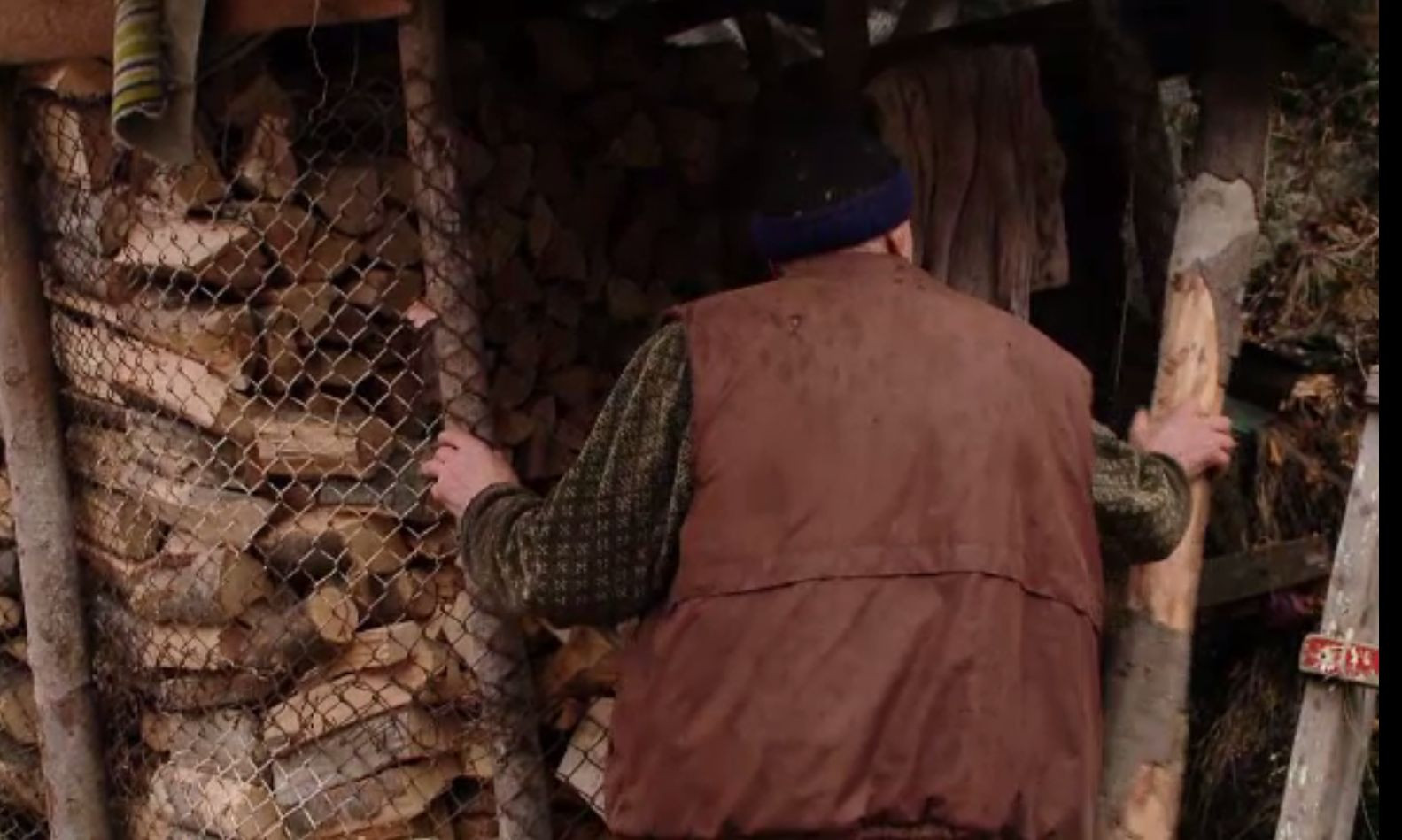 Bărbat ucis de hoții de lemne pe care i-a prins în curte. Răufăcătorii au înscenat apoi un accident