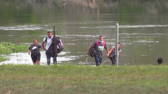 Sute de români forțează granițele SUA dinspre Mexic. Migranții romi se filmează când trec ilegal frontiera, pe ritm de manele