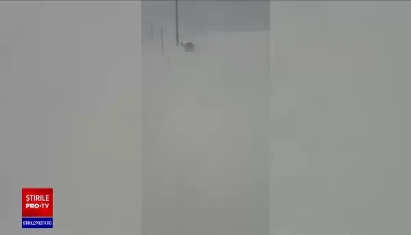Viscol puternic pe Transalpina. Se circulă în coloană, după utilajele de deszăpezire. VIDEO