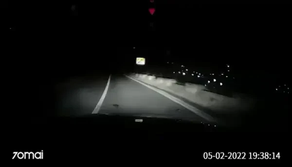 VIDEO. Momentul în care un șofer cu antecedente intră pe contrasens și spulberă o mașină în care se aflau doi tineri