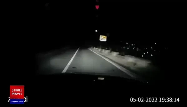 VIDEO. Momentul în care un șofer cu antecedente intră pe contrasens și spulberă o mașină în care se aflau doi tineri