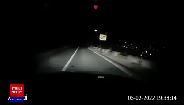 VIDEO. Momentul în care un șofer cu antecedente intră pe contrasens și spulberă o mașină în care se aflau doi tineri