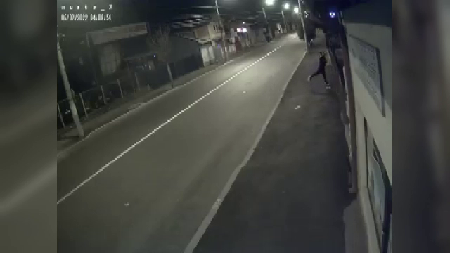 Mai mulți tineri au fost filmați când încercau să spargă mașini în Buzău