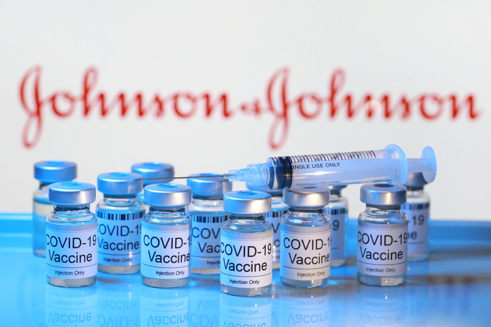 Johnson & Johnson opreşte temporar fabricarea vaccinului său împtoriva Covid