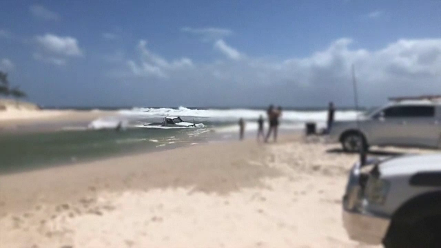 Un șofer australian a intrat cu mașina într-o lagună, unde se scăldau mai mulți oameni. Ce a pățit acesta