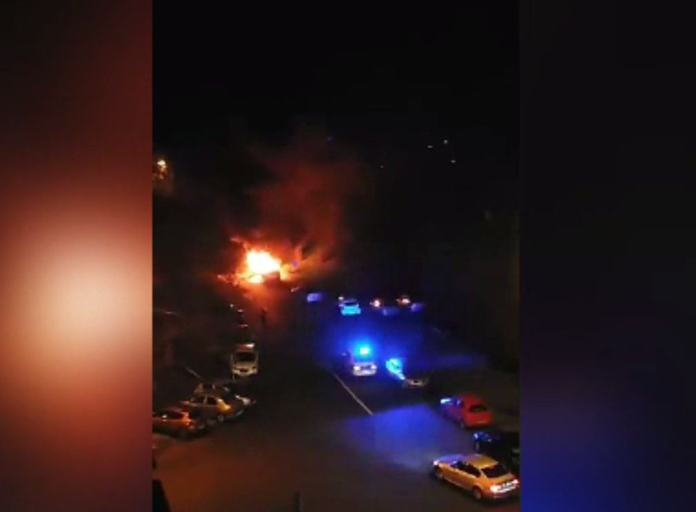 Un șofer băut care s-a oprit cu mașina într-un stâlp și a fost salvat de doi polițiști. Nu l-au salvat însă de dosarul penal