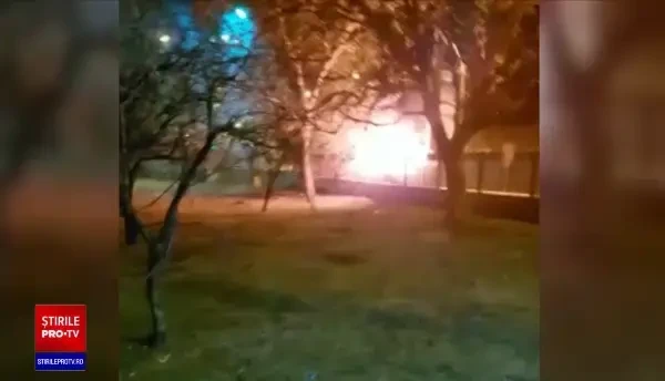 Un șofer băut care s-a oprit cu mașina într-un stâlp și a fost salvat de doi polițiști. Nu l-au salvat însă de dosarul penal