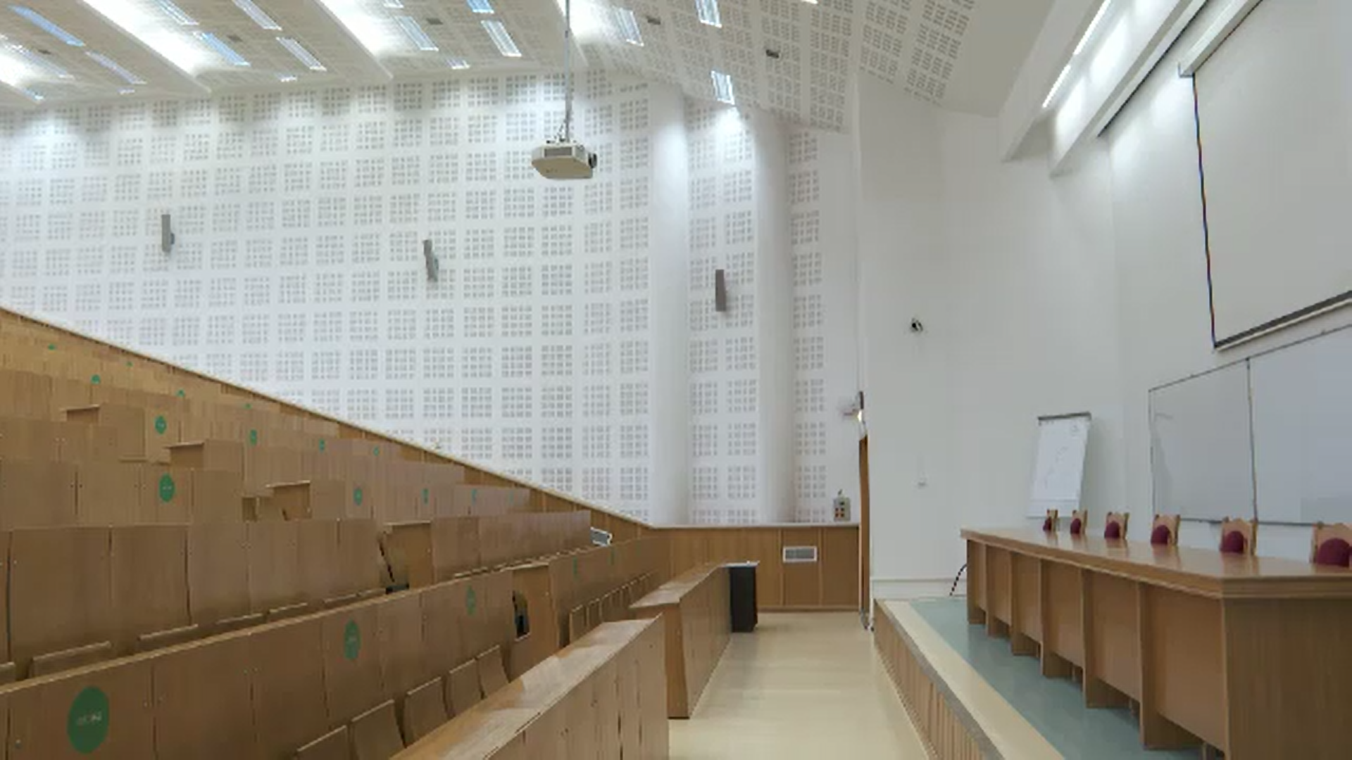 Universitățile încep pregătirile pentru al doilea semestru. Profesorii vor ca studenții să participe fizic la cursuri