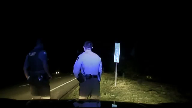 Situație dramatică evitată la limită. O mașină Tesla pe pilot automat era să omoare doi polițiști. VIDEO