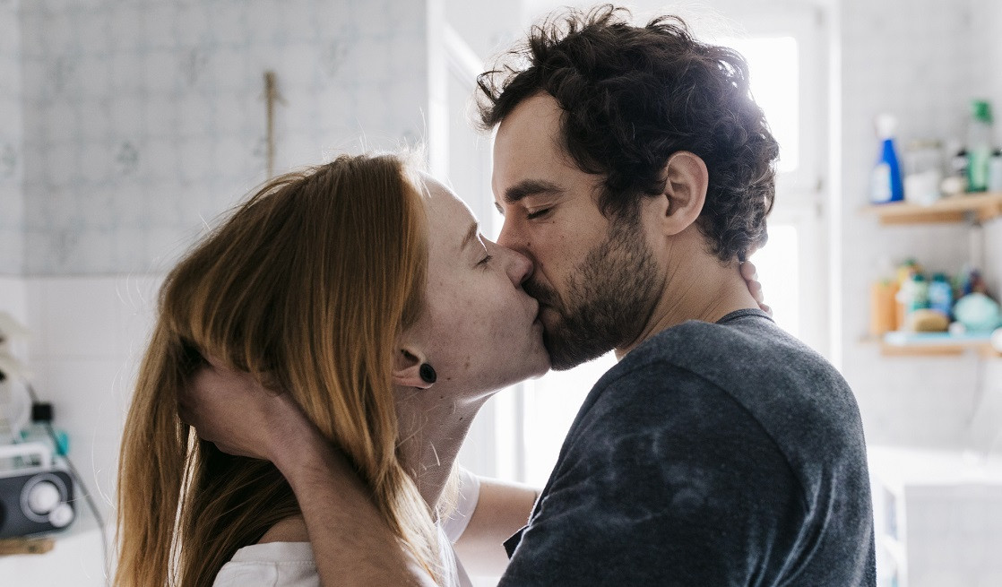 Care este legătura dintre sex, mâncare și kilogramele în plus? Avertismentul specialiștilor