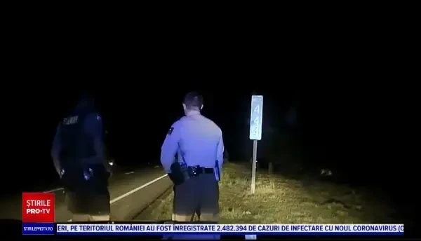 Situație dramatică evitată la limită. O mașină Tesla pe pilot automat era să omoare doi polițiști