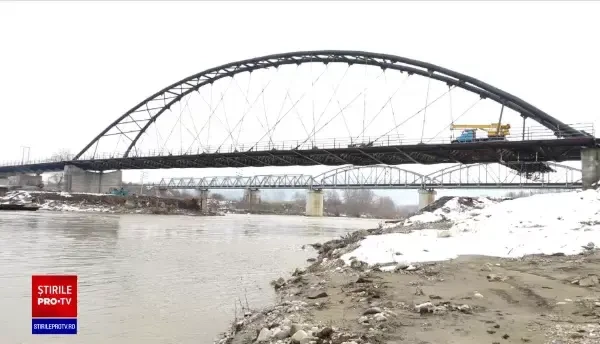 Sătui de promisiunile aleșilor, trei bărbați au improvizat un bac pe râul Someș. Reacția autorităților