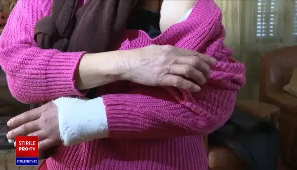 O pensionară și-a rupt mâna după ce s-a împiedicat de un blocator de parcare. Proprietarul era obligat să-l scoată