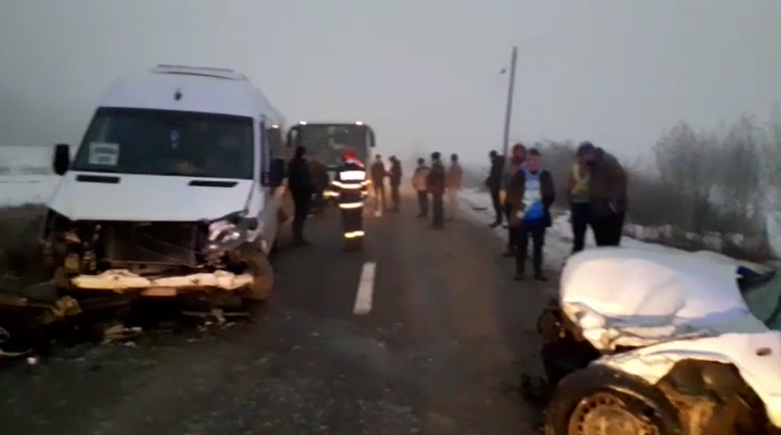 VIDEO Accident între un autoturism şi un microbuz şcolar, în judeţul Cluj. Un adult și doi copii, transportați la spital