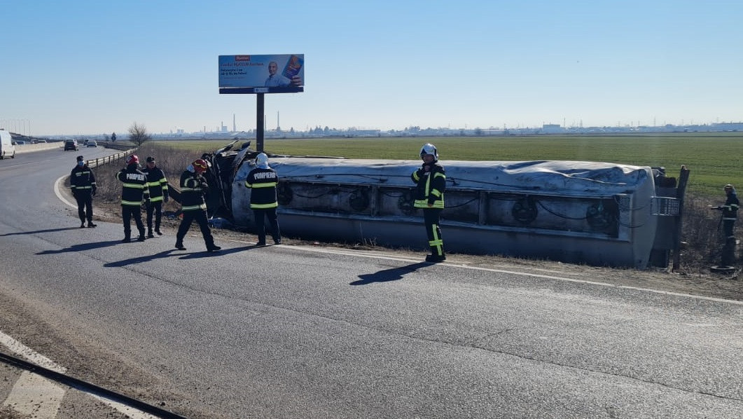 Cisternă încărcată cu motorină, răsturnată la ieşirea din Ploieşti. Sunt scurgeri de combustibil, iar şoferul este rănit