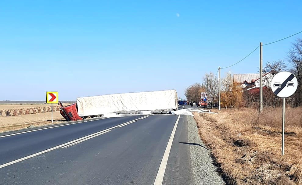 Accident între un TIR încărcat cu azotat de amoniu și o autoutilitară, la ieșirea din Țăndărei