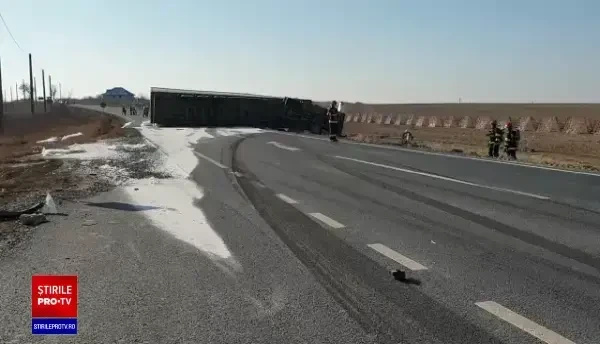 Accident între un TIR încărcat cu azotat de amoniu și o autoutilitară, la ieșirea din Țăndărei. Traficul este blocat