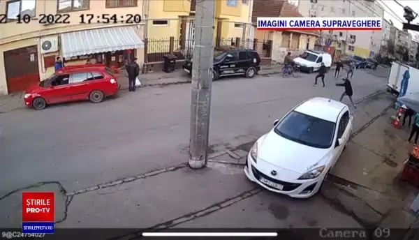 VIDEO Bătaie cu bâte și topoare în Lugoj, între două tabere de romi. Locuitorii din zonă s-au adăpostit de frică