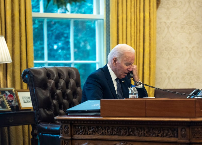 Joe Biden şi Emmanuel Macron discută azi la telefon cu Vladimir Putin despre criza de la granița ruso-ucraineană